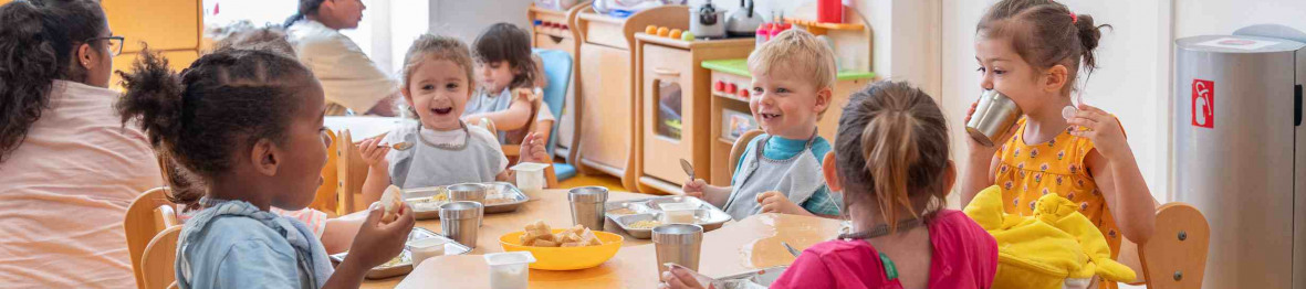 242 - Babilou Nice Meyerbeer - groupe d'enfant pendant le repas