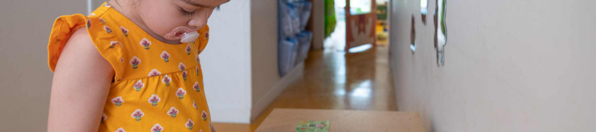 242 - Babilou Nice Meyerbeer - petite fille qui joue