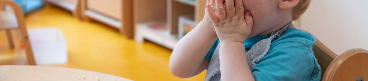 242 - Babilou Nice Meyerbeer - petit garçon pendant le repas