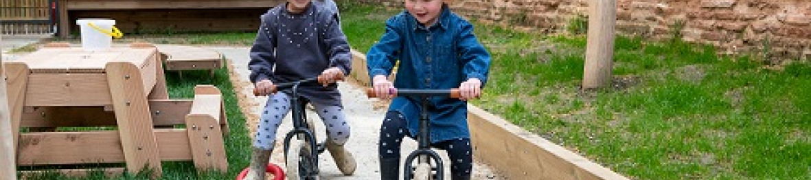 257 - Babilou Toulouse Hauts Murats - deux enfants avec des vélos