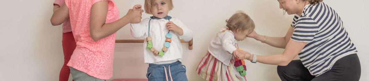 474 - Babilou Clichy Chancé Milly - enfants sur un parcours de motricité