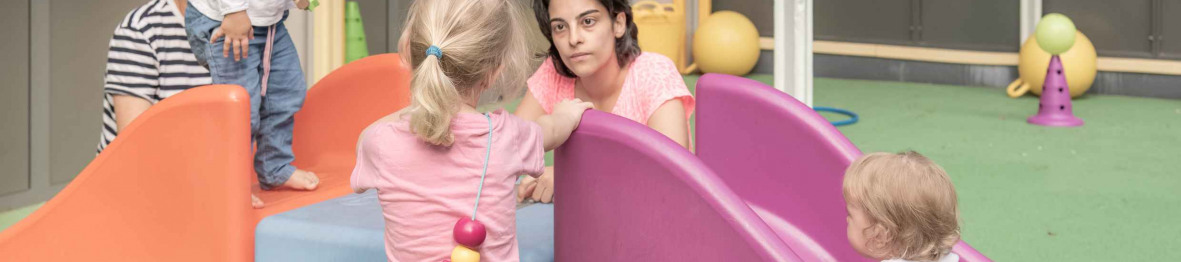 474 - Babilou Clichy Chancé Milly - groupe d'enfants sur une structure de motricité