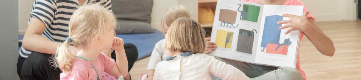 474 - Babilou Clichy Chancé Milly - professionnelle qui lit une histoire aux enfants