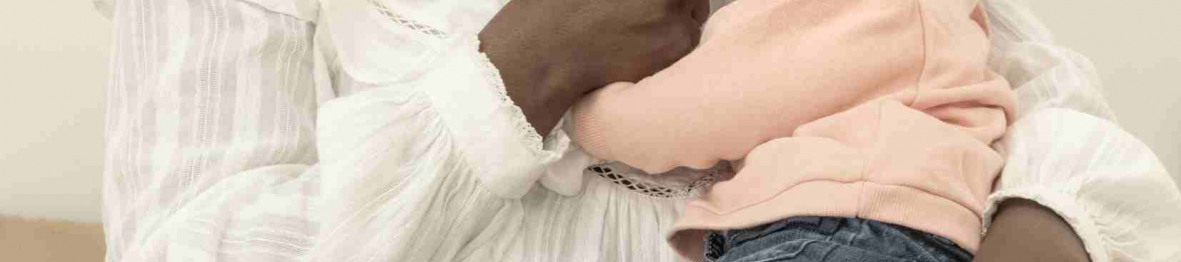 673 - Babilou Paris Clouet - professionnelles avec un bébé dans les bras