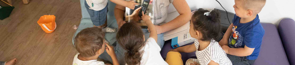 690 - Babilou Cormeilles en Parisis - groupe d'enfants pendant un temps lecture