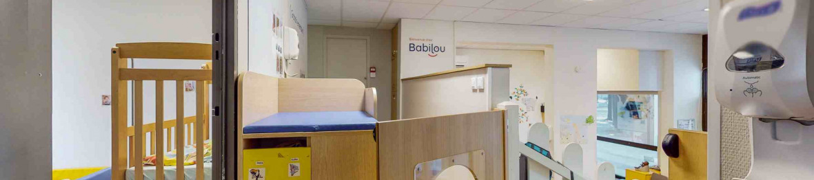 100- Babilou Lyon Blanc un couloir de la crèche 