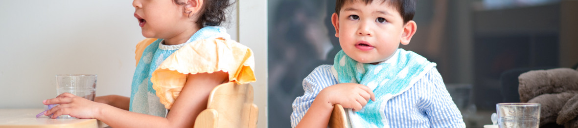 Deux enfants lors d'un temps de repas