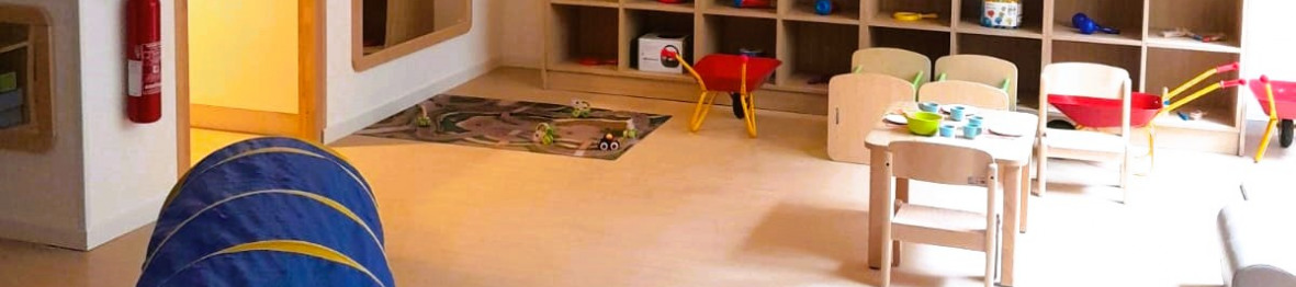 Salle d'activité avec des jeux pour enfants au sein de la crèche Babilou Clichy Barbusse