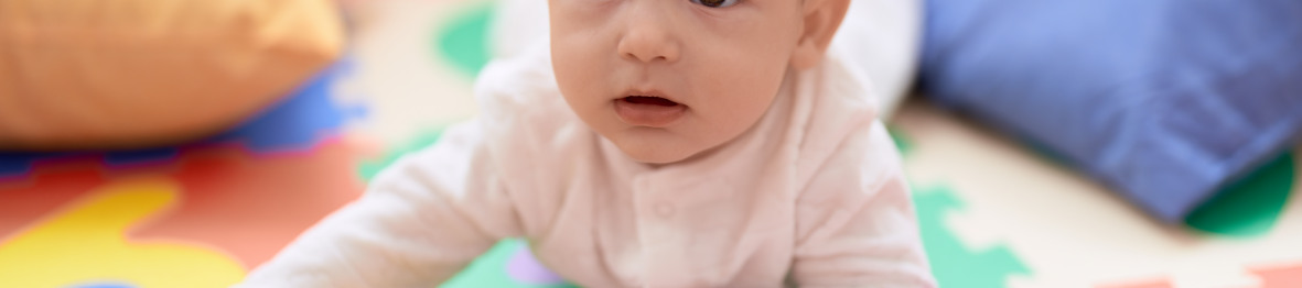 Un bébé sur un tapis d'éveil