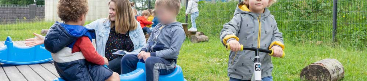 Enfants jouant dans l'espace extérieur de la crèche Babilou de Chateaubourg Cugnot