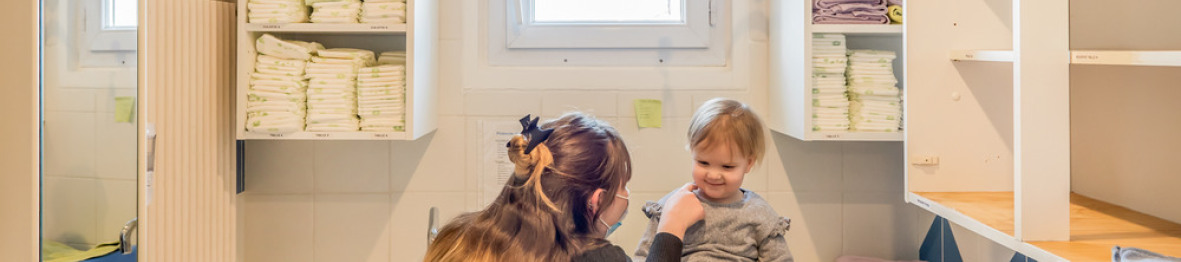 Une professionnelle de la petite enfance avec un enfant 