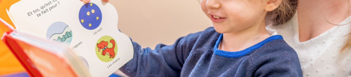 Une petite fille et une professionnelle qui lit un livre 