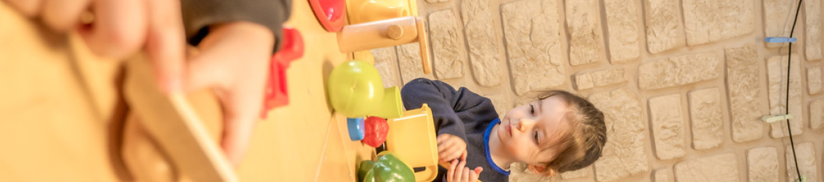 Deux enfants qui jouent en crèche 