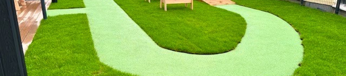 Vue d'ensemble du parcours de motricité dans le jardin de la crèche Babilou de Choisy-le-Roi Blanqui