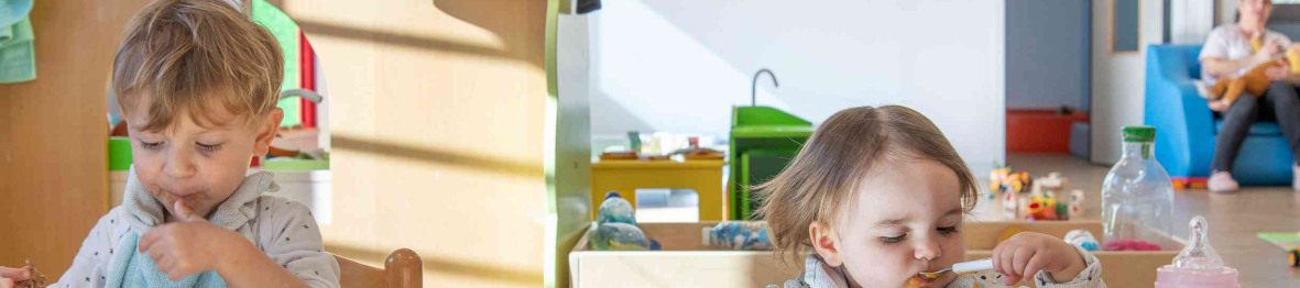Deux enfants en crèche Babilou qui mange 