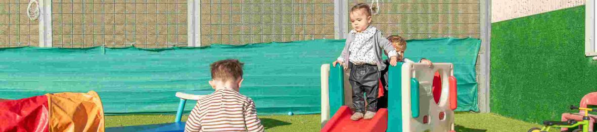 Un groupe d'enfants qui joue dans le jardin de la crèche 