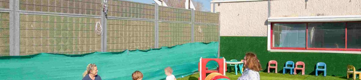 Un groupe d'enfant en crèche jouant dans le jardin