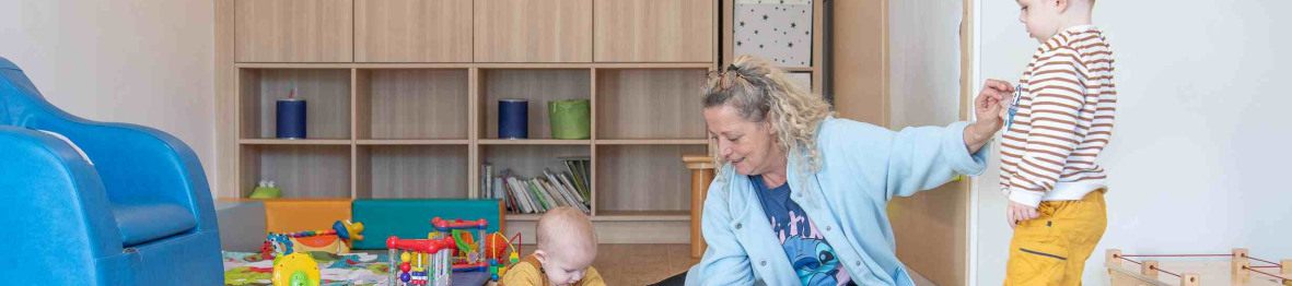 Une pro et deux enfants jouant ensemble 