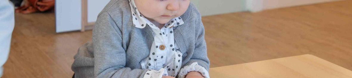 Une petite fille en crèche qui joue 