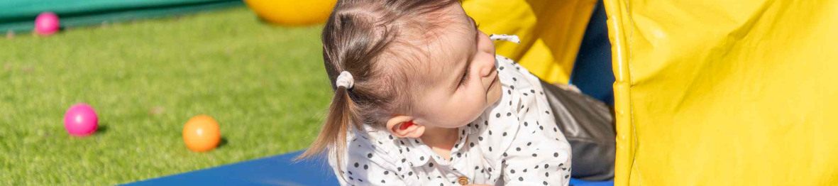 Une petite fille en crèche qui joue dans le jardin 