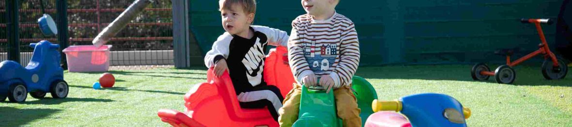 Deux enfants qui jouent dans le jardin de la crèche 