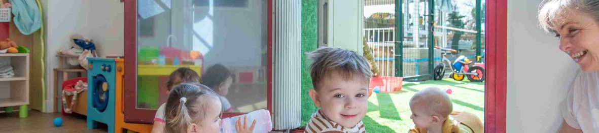 Un groupe d'enfant avec une professionnelle 