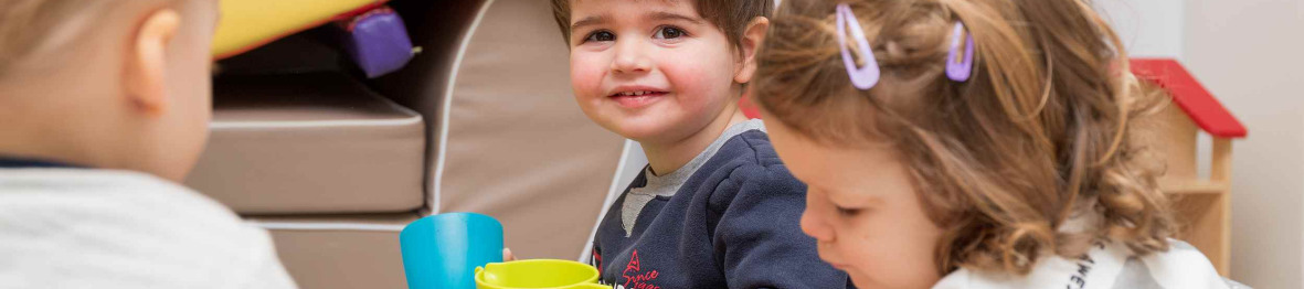 Trois enfants en crèche de Babilou qui jouent 