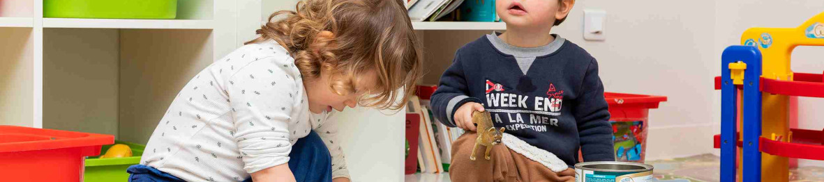 Deux enfants en crèche qui jouent