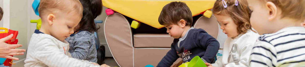 Un groupe d'enfants en crèche en pleine activité 