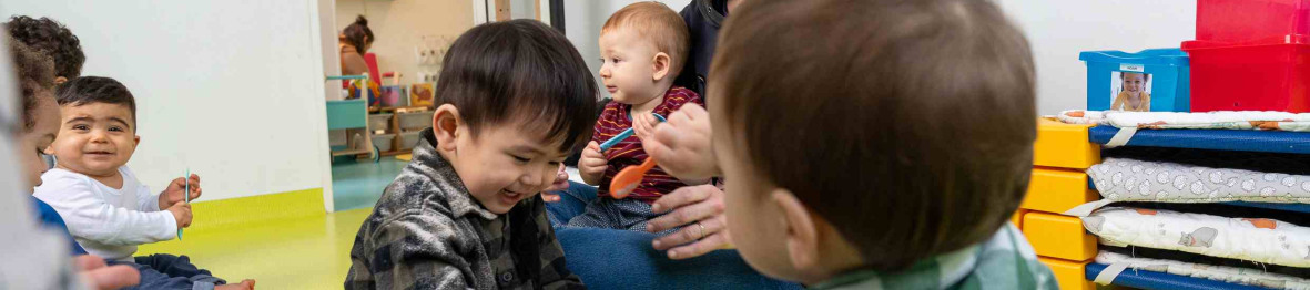 Une pro avec un groupe d'enfants