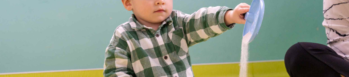 Un enfant en crèche qui joue 