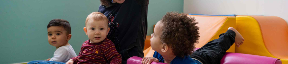 Une pro et un groupe d'enfants en crèche 