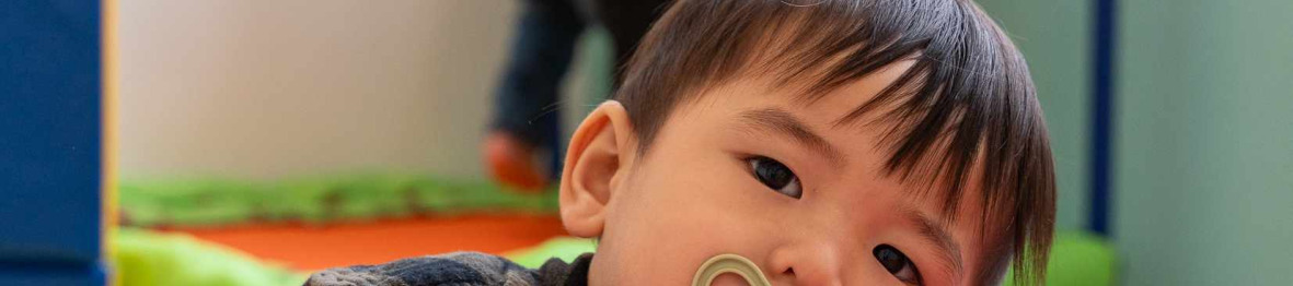 Un groupe d'enfants en crèche qui jouent