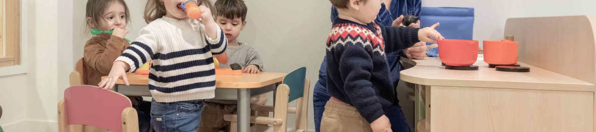 Un groupe d'enfant en crèche qui jouent 