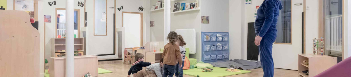 Une pro et des enfant en crèche Babilou