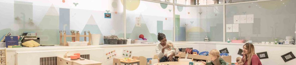 Deux pro avec un groupe d'enfants 