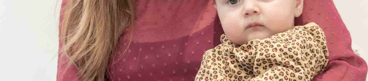 Une pro en crèche qui porte un enfant 