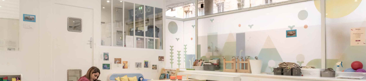 Une professionnelle en crèche jouant avec un enfant