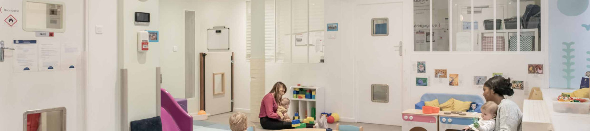Deux pro en crèche en interaction avec des enfants 