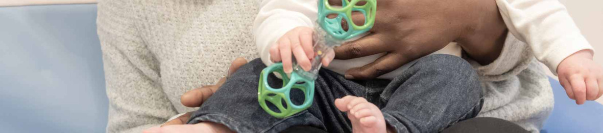 Une professionnelle en crèche Babilou avec un enfant