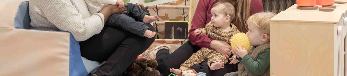 Deux pro avec un groupe d'enfants 