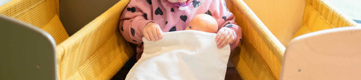 Une enfant qui joue en crèche 