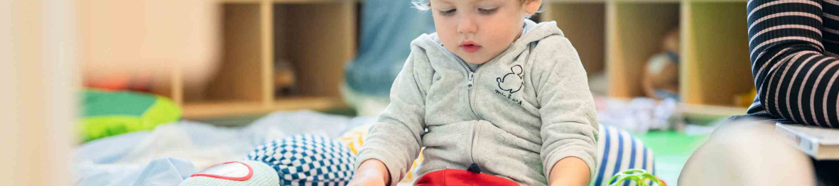 Un enfant qui lit un livre en crèche 