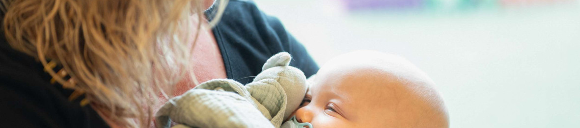 Une pro et un enfant en crèche 