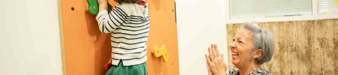 Une pro en crèche qui joue avec un enfant 