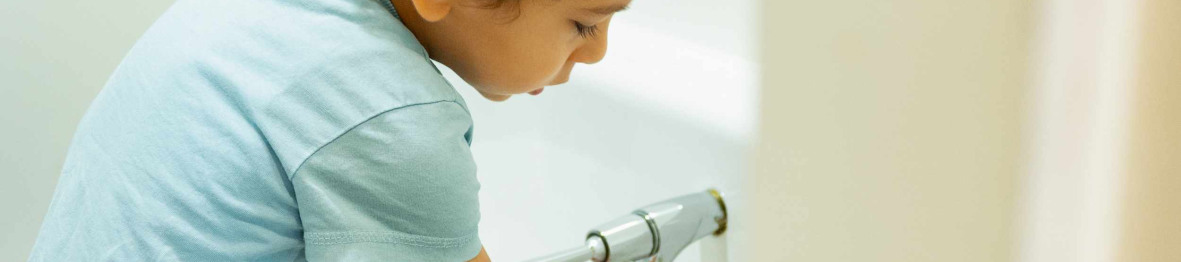 Un enfant en crèche qui se lave les mains 