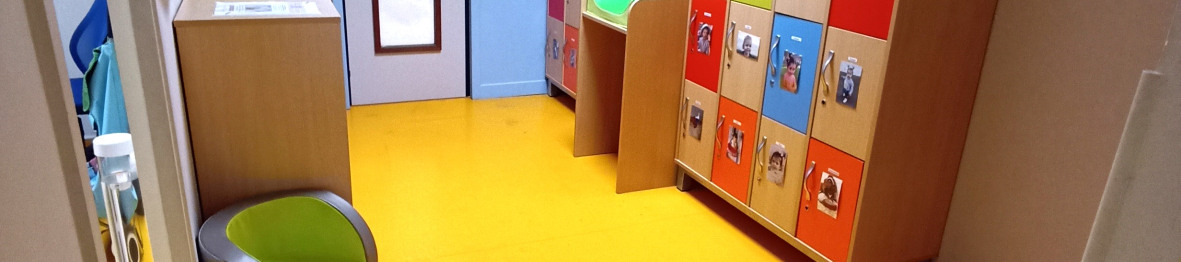 Salle avec fauteuils et casiers au sein de la crèche Babilou Ormesson Wladimir d'Ormesson