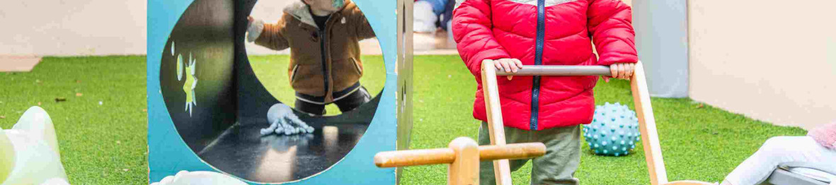 Enfants en crèche qui jouent dans le jardin 