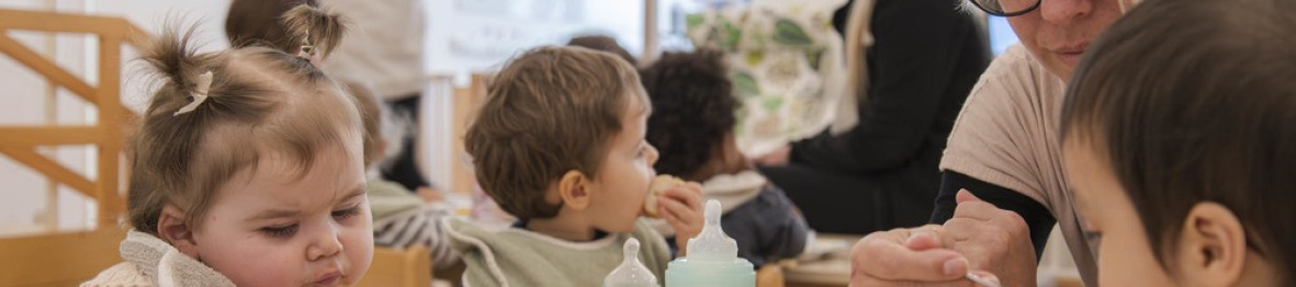Un groupe d'enfants durant le repas