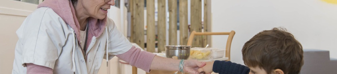 Une pro en crèche et un enfant en activité 